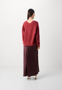 Mos Mosh THORA V-NECK - Strikkegenser - garnet