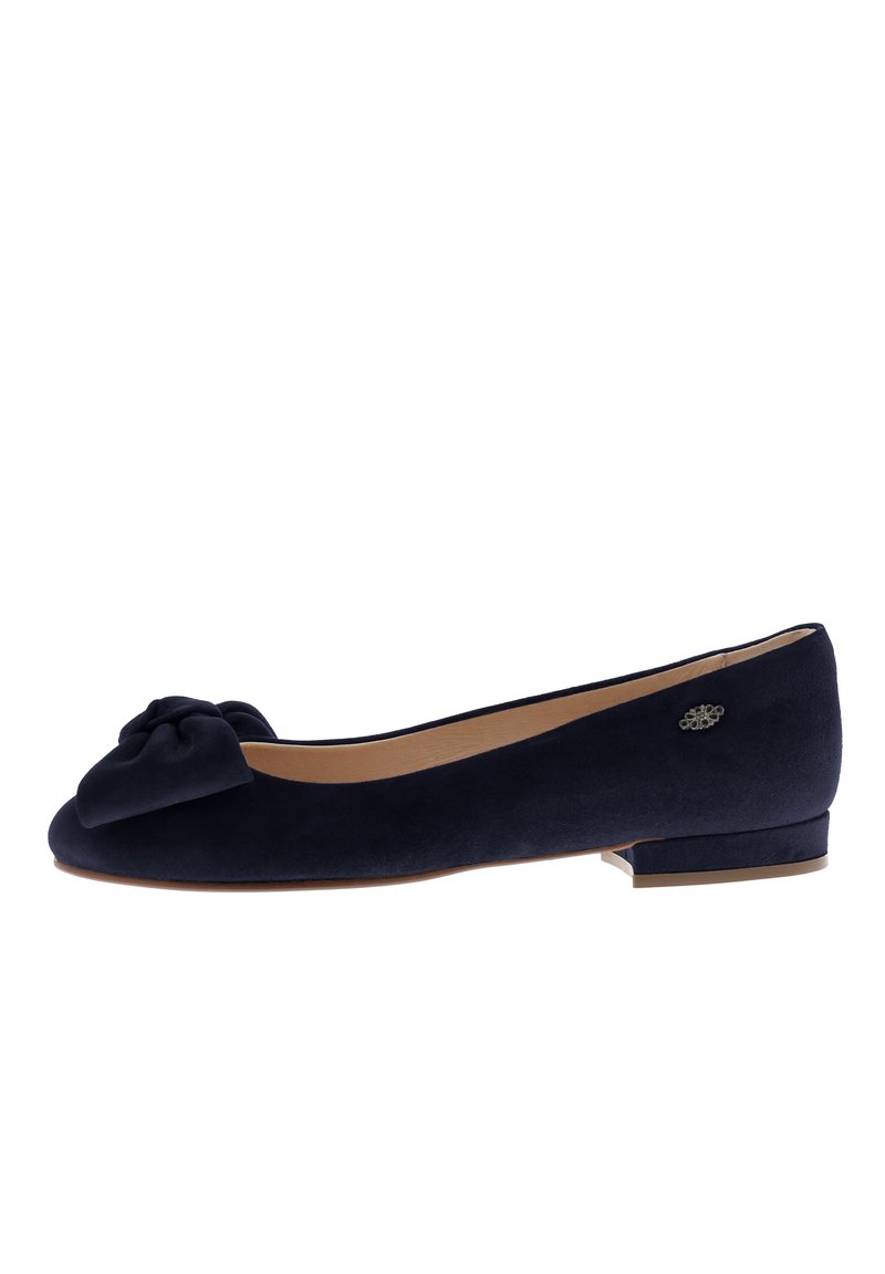Navyblaue Wildleder-Balletschuhe mit einer geknoteten Schleifendetail an der Spitze und einem kleinen, flachen Absatz. Mit einer beigen Innensohle und einem dezenten Logo an der Seite.