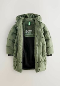 Grøn pufferjakke med hætte, der har lynlås og trykknapper. Har en glat tekstur og en sort indvendig foring. Branding synlig.