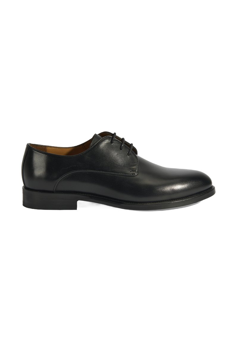Chaussure oxford en cuir noir avec une finition lisse, un design à lacets, un bout arrondi et un petit talon en caoutchouc pour la stabilité.