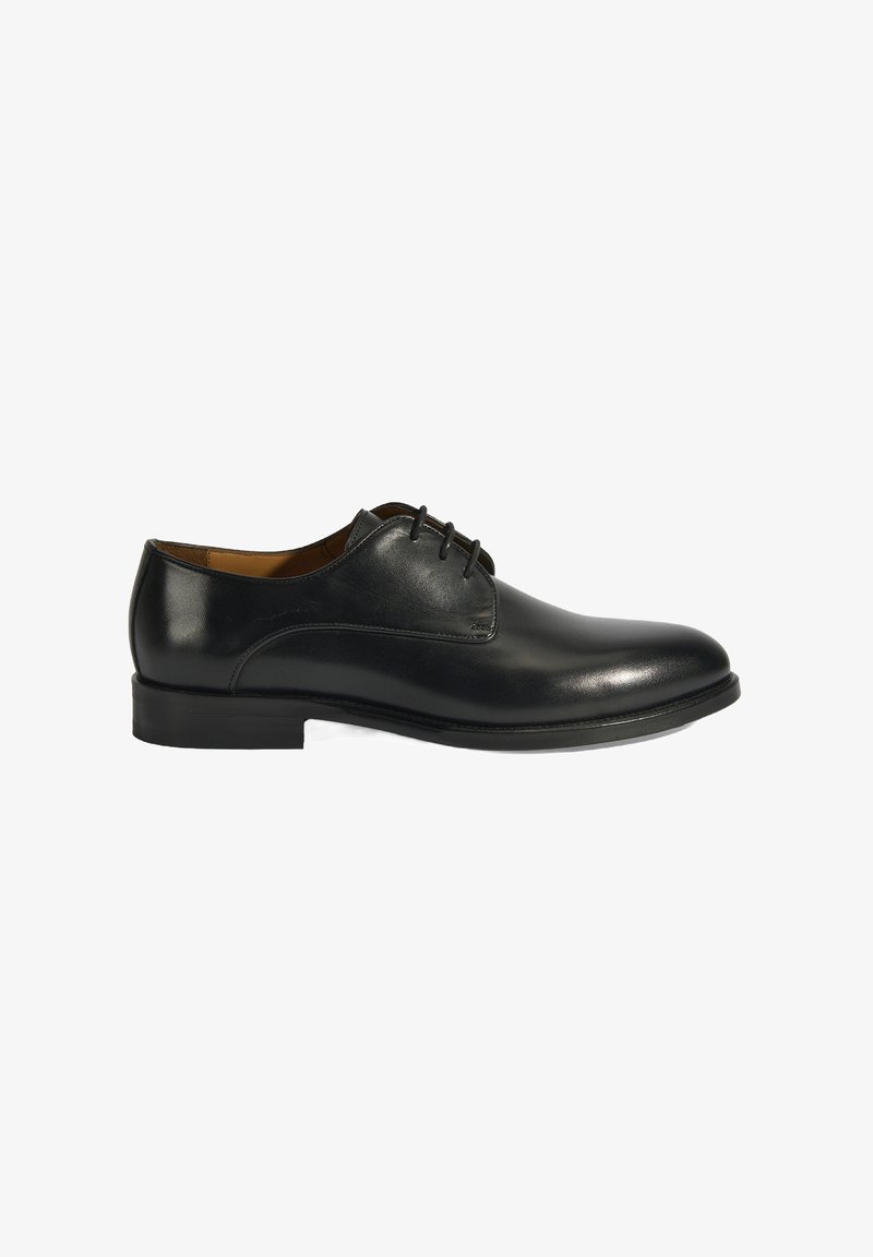 Chaussure oxford en cuir noir avec une finition lisse, un design à lacets, un bout arrondi et un petit talon en caoutchouc pour la stabilité.