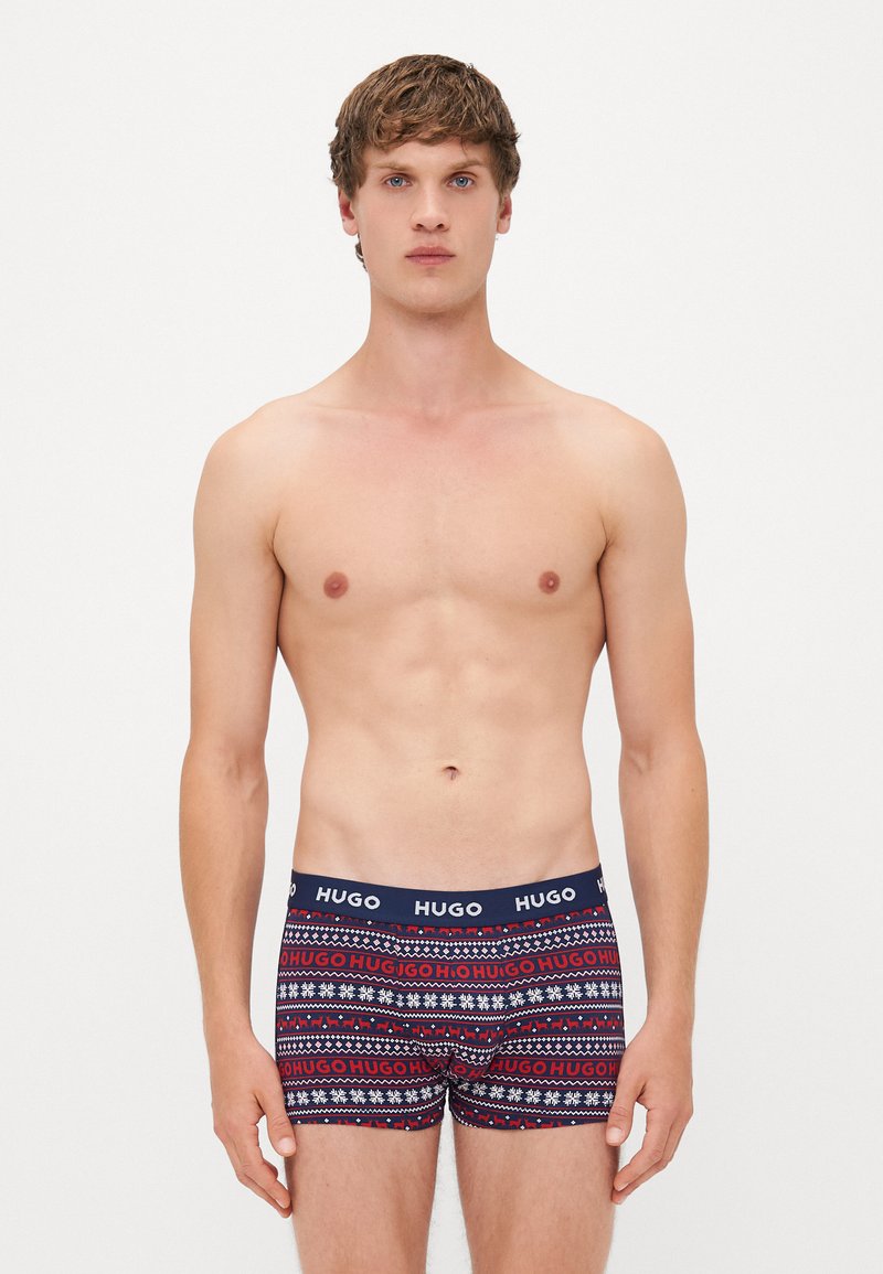Hugo merk heren boxershorts in marineblauw, met een patroon van witte en rode geometrische ontwerpen. Zacht materiaal en een elastische tailleband met logo.