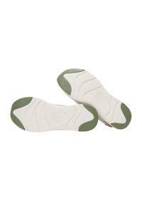 Suole delle scarpe bianche con accenti verdi. Superficie texturizzata, bordi arrotondati e fori di drenaggio visibili per una migliore aderenza. Logo del marchio impresso sulla suola.
