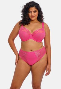 Růžový komplet podprsenky a vysokých kalhotek, který obsahuje krajkové detaily, texturovanou tkaninu a květinový vzor. Nastavitelné ramínka pro lepší přizpůsobení.