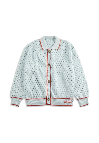 Cardigan tricoté bleu clair avec col, boutons marron, bordure rouge, petit motif perforé, et "Bobo Choses" brodé en rouge sur l'ourlet.