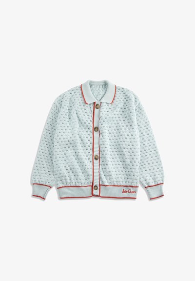 Cardigan tricoté bleu clair avec col, boutons marron, bordure rouge, petit motif perforé, et "Bobo Choses" brodé en rouge sur l'ourlet.