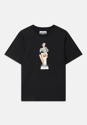 Svart bomull T-skjorte med trykt grafikk av en kvinne i en stripete topp, sittende på en sokkel med "Moschino Jeans" tekst under.