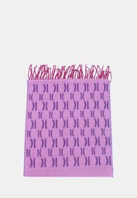 Coperta rosa con un design ripetitivo in viola scuro, caratterizzata da bordi frangiati e una finitura morbida e testurizzata.