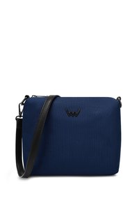 Kabelka přes rameno v námořnické modré barvě s černým popruhem a vnějším brandingem. Obdélníkový tvar s hladkým povrchem a kovovými akcenty.