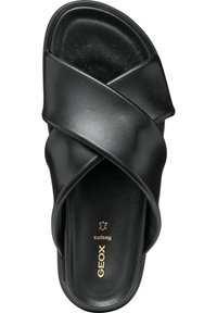 Svarta lädersandaler med korsade remmar, texturerad fotbädd med perforeringar och guldlogotypdetaljer på sidan.