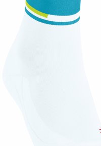 Calze sportive in cotone con corpo bianco, caratterizzate da un risvolto a strisce turchesi e verdi. Texture liscia e design alla caviglia.