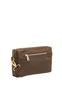 Bolso cruzado sintético marrón con un bolsillo frontal con cremallera, herrajes dorados y una correa ajustable. Presenta una textura suave y un diseño minimalista.