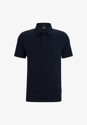 Polo de color azul marino fabricado en algodón, con cuello doblado, tapeta de tres botones y un sutil logo en el lado izquierdo del pecho. Mangas cortas.