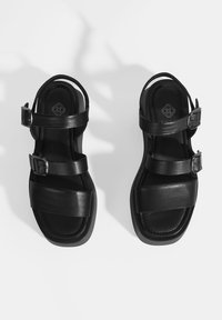 Desa Keilsandalette - black