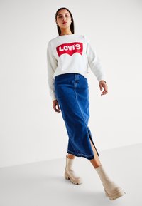 Levi's® GRAPHIC SIGNATURE CREW - Melegítőfelső - cloud dancer