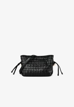 Zwarte leren crossbodytas met een doorgestikt, roosterachtig patroon en verstelbare riem, vooraanzicht tegen een witte achtergrond.
