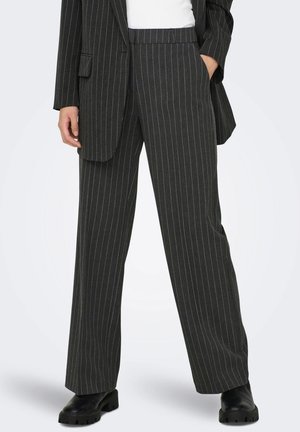 Pantaloni grigi a righe con design a gamba dritta, caratterizzati da una vita alta e una sottile texture, abbinati a stivali neri chunky.