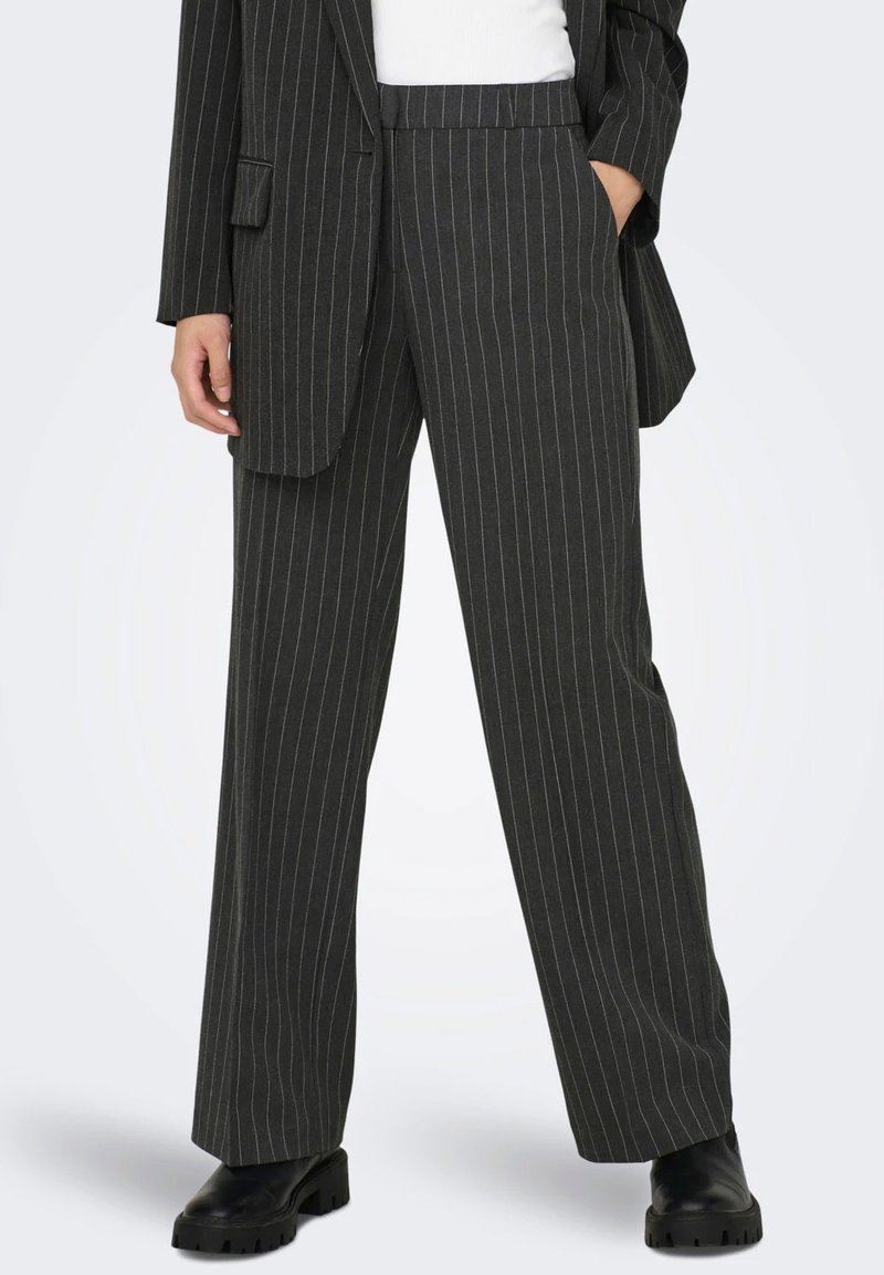 Pantaloni grigi a righe con design a gamba dritta, caratterizzati da una vita alta e una sottile texture, abbinati a stivali neri chunky.