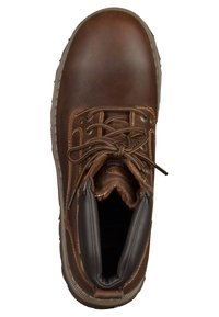 Bota de cuero marrón con puntera redonda, cuello acolchado y cordones. Cuenta con una suela de goma texturizada y un forro interior de tela oscura.