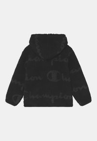 Felpa con cappuccio nera in pile con una superficie testurizzata. Presenta un cappuccio completo, maniche lunghe e un motivo del logo ripetuto in una tonalità più scura.