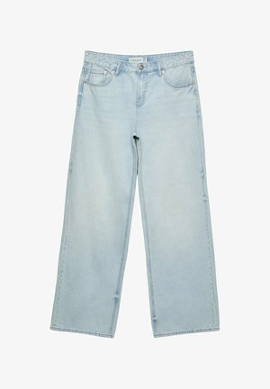 Vaaleansiniset leveälahkeiset farkut, joissa on etutaskut, vyölenkit ja nappisuljenta, asetettuna tasaisesti valkoiselle taustalle.