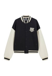 Veste varsity noire et blanche avec boutons-pression, col et poignets rayés, poches latérales et logo GUESS California sur la poitrine.
