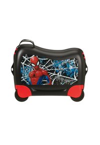 Maleta de viaje a modo de vehículo para niños en negro y rojo, con un gráfico de Spiderman, diseño de telaraña y asas de transporte en la parte superior y lateral.