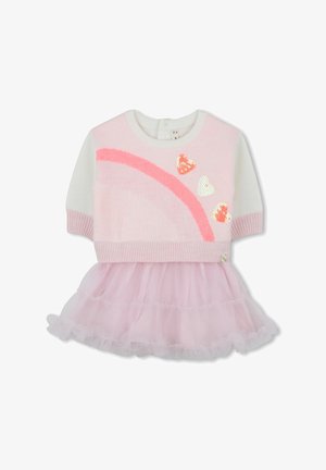 Top lavorato a maglia in rosa e bianco con un design arcobaleno e cuori di paillettes, abbinato a una gonna di tulle rosa a strati. Tessuti morbidi e dalla texture.