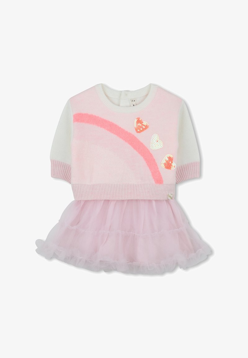 Top en tricot rose et blanc avec un design arc-en-ciel et des cœurs en sequins, associé à une jupe en tulle rose superposée. Tissus doux et texturés.