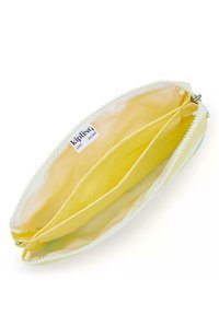 Borsetta Kipling, materiale semi-trasparente di colore giallo chiaro, forma arrotondata, chiusura con zip, interno diviso in due scomparti, logo visibile.