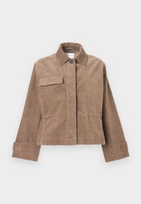 Chaqueta de pana marrón con cuello tipo solapa, cierre frontal de botones y un bolsillo en el pecho. Presenta mangas largas con puños de botón y un diseño cropped.