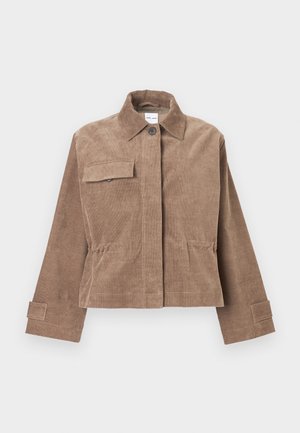 Chaqueta de pana marrón con cuello tipo solapa, cierre frontal de botones y un bolsillo en el pecho. Presenta mangas largas con puños de botón y un diseño cropped.