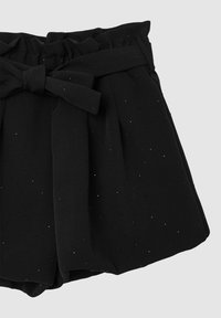 Pantaloni corti neri realizzati in tessuto morbido, con un design plissettato, vita elastica e una cintura annodata con punti argentati sparsi per dettaglio.