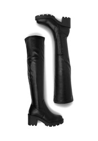 Cizme negre din piele înaltă, cu tocuri voluminoase și fermoare laterale, una dintre cizme dreaptă, iar cealaltă prezentată din partea tălpii, pe un fundal alb.
