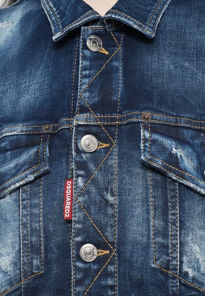 Denimska jakna z temno modrim pranjem, obrabljenimi detajli, kovinskimi gumbi na pritisak in rdečo oznako z napisom "DSQUARED2" na levi strani.