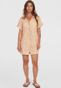 Combinaison à manches courtes en imprimé floral rose et jaune, avec un devant à boutons et un tissu texturé. Dotée d'une coupe décontractée et de shorts.