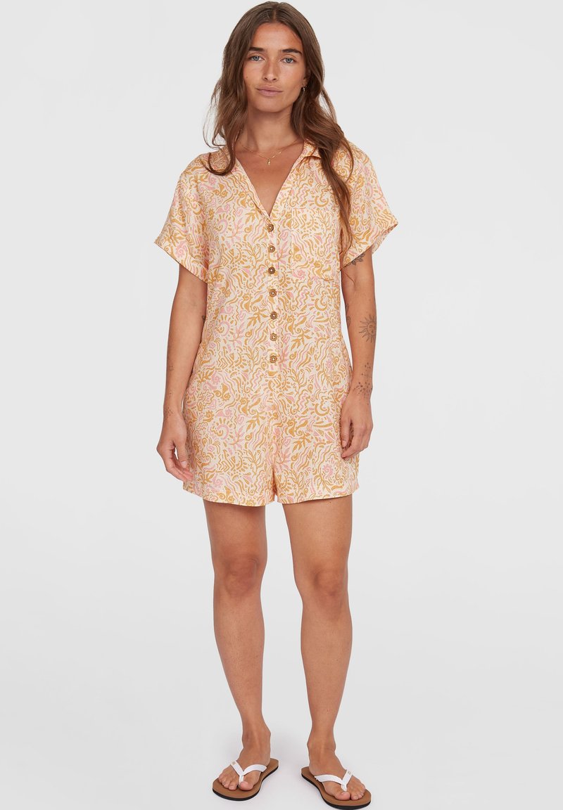 Combinaison à manches courtes en imprimé floral rose et jaune, avec un devant à boutons et un tissu texturé. Dotée d'une coupe décontractée et de shorts.