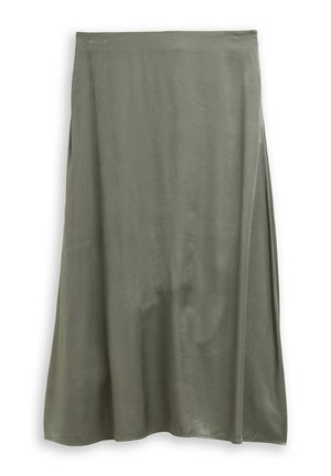 Lange olijfgroene rok met een gladde textuur, lichte glans en zijslitten, plat hangend tegen een witte achtergrond.