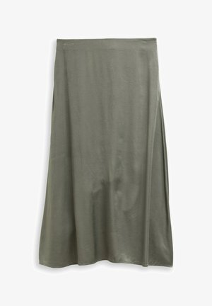 Lange olijfgroene rok met een gladde textuur, lichte glans en zijslitten, plat hangend tegen een witte achtergrond.