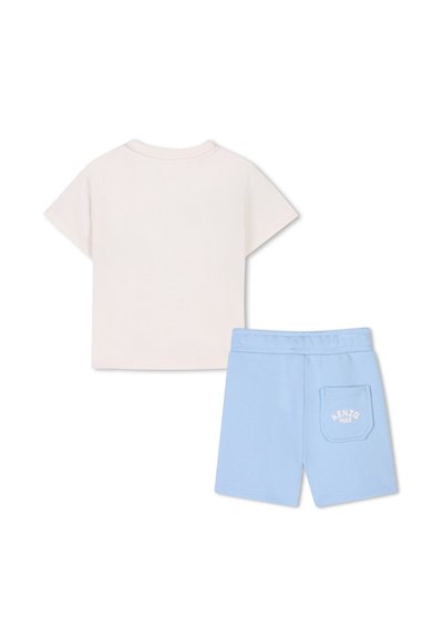 T-shirt en coton rose clair à manches courtes et col rond, associé à un short en coton bleu avec une poche arrière et un détail de logo.