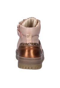 Roze leren enkelboots met een metallic bronzen hak, voorzien van een sprankelende accent en een zijrits voor gemakkelijk aan- en uittrekken. Getextureerde rubberen zool.