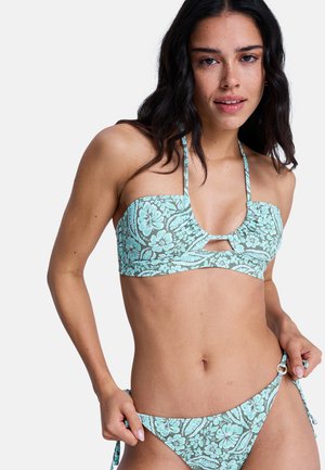 Lichtblauwe bloemenbikini met verstelbare strikjes, voorzien van een bandeautop, geplooide textuur en uitsnijdingen in het midden.