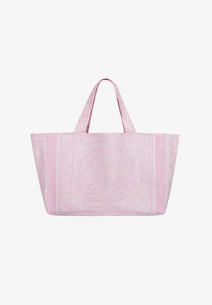 Jasnoróżowa torba typu tote z białym kwiatowym wzorem paisley i dwoma uchwytami, wykonana z tkaniny, na białym tle.