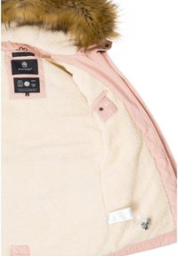 Chaqueta rosa claro con forro de capucha de piel sintética y suave interior de forro polar color crema. Presenta etiquetas, un bolsillo y elementos de hardware incluidos.