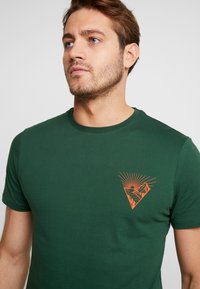 Pier One by Zalando - Print T-shirt - dark green Thumbnail Image 1