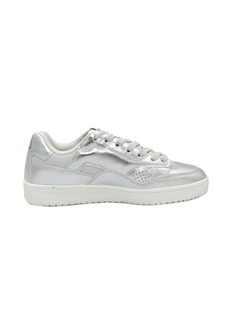 Sneaker argento con tomaia metallica liscia, suola bianca e dettagli testurizzati. Presenta una chiusura con lacci e dettagli perforati.