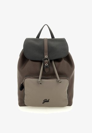 Zaino in pelle marrone e grigia con un flap superiore nero, spallacci regolabili, tasca frontale e finitura texturizzata. Presenta una chiusura con fibbia.