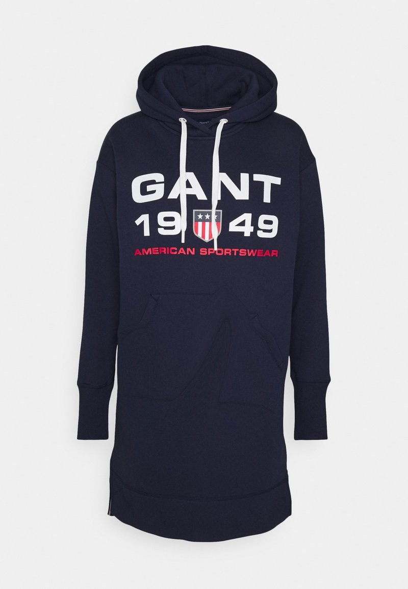 Robe longue à capuche bleu marine avec cordons blancs, poche avant, et texte blanc et rouge "GANT 1949 American Sportswear" avec logo écusson.