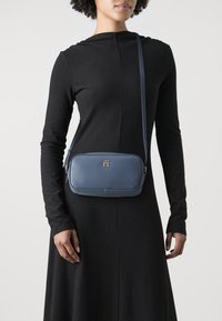 Tommy Hilfiger REFINED CAMERA BAG - Keresztpántos táska - faded ink
