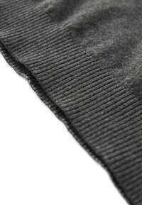 Pull en maille gris avec un ourlet côtelé texturé. Le matériau semble doux et chaud, présentant une surface en tissu lisse sans motifs ni ornements.